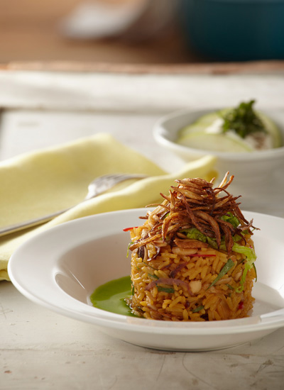 Arroz con pollo, almendras tostadas, cebolla frita, acompañado con ensalada de manzana verde y hierbabuena