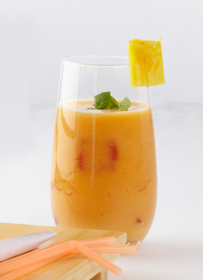 Batido de banano, piña y papaya