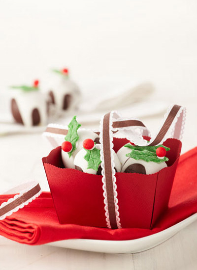 Bolitas de brownie con hojitas verdes de pastillaje