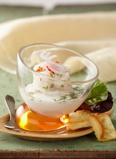 Ceviche de pescado blanco con leche de coco, albahaca negra, poleo y cilantro cimarrón