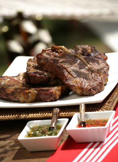 Chuletón de res con chimichurri de romero