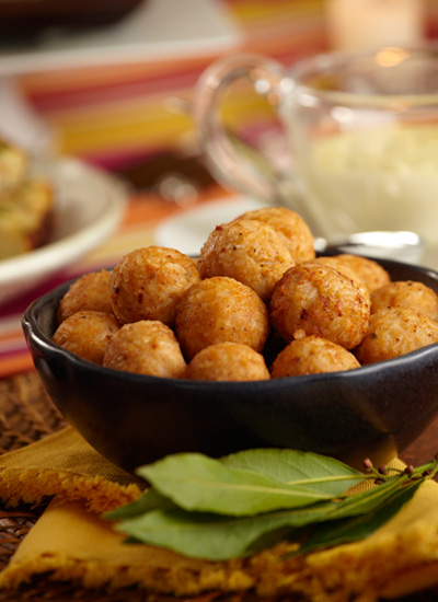 Croquetas de arroz rellenas de pollo y alcaparras