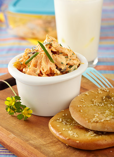 Ensalada cremosa de zanahoria con pan pita tostado con especias