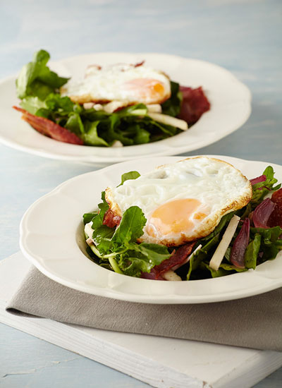 Ensalada de rúgula, palmitos, pera y huevo