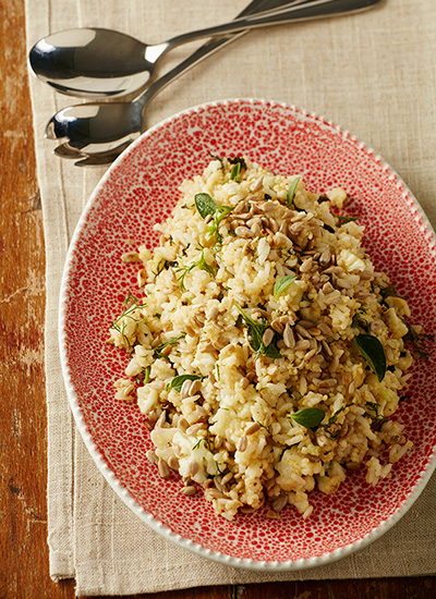 Ensalada de verano, nueces y hierbas