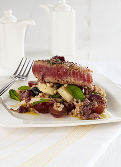 Filetes de atún sellados, ensalada de cebada y uvas