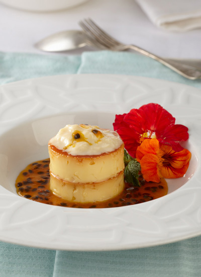 Flan de banano bañado en postre de natas con miel de maracuyá