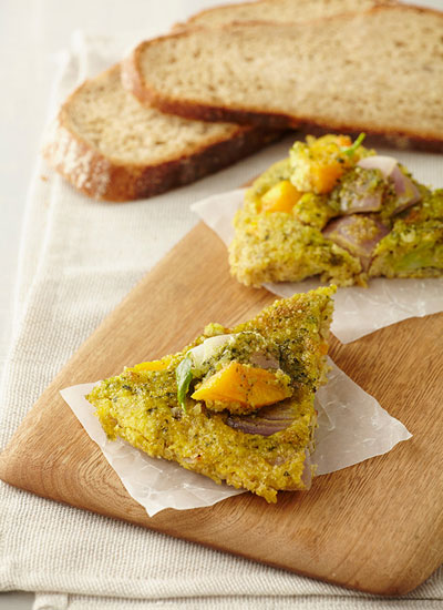 Fritatta de quinua y vegetales con pesto de almendras