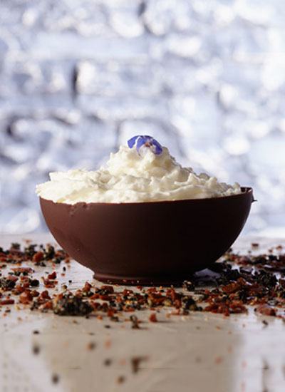 Globo de chocolate, cascajo de titoté, helado de nata y mousse de coco