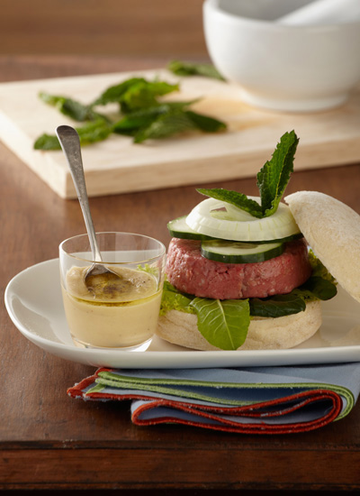 Hamburguesa de quibbe crudo, cebolla, pepino fresco, lechugas varias y tahine de garbanzos