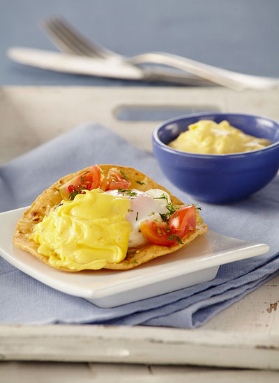 Huevos pochados sobre takerita con holandesa al jalapeño