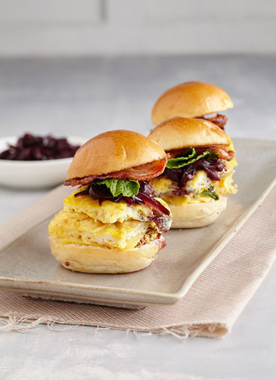 Mini hamburguesas de tortilla, tocineta y cebolla caramelizada