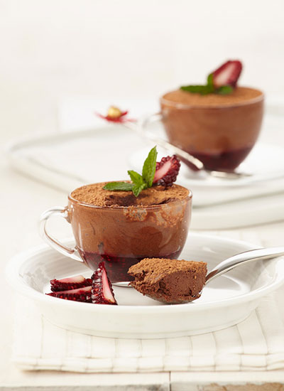 Mousse de chocolate con confitura de frutos rojos