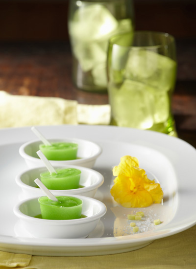 Paleta de mango verde con sal marina, pimienta y limón, acompañada de aceite de cilantro cimarrón