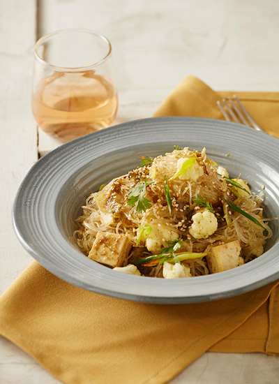 Pasta con tofu, coliflor, salsa de naranja y ají