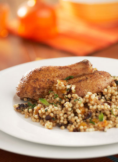 Pollo con cuscús y frutas secas a la canela