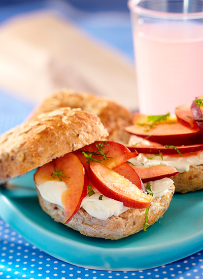 Sándwiches de nectarines con queso crema y miel