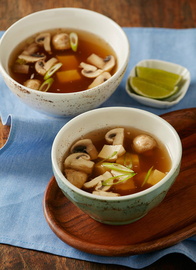 Sopa de tofu, hongos y cebollín