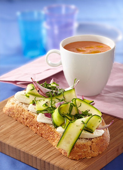 Sopa fría de tomate con tartine de zucchini y cebollitas asadas