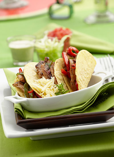 Tacos rellenos de cerdo con salsa roja de tomate asado