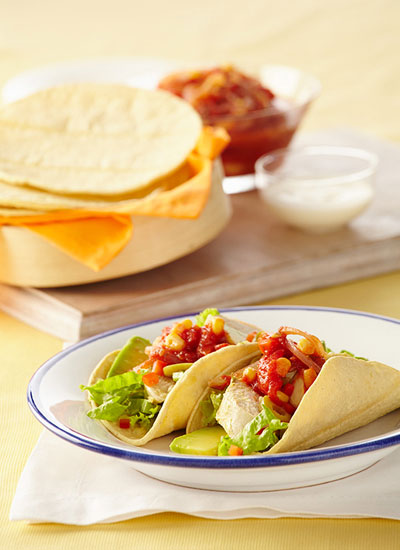 Tacos rellenos de pollo con salsa de tomate picosa