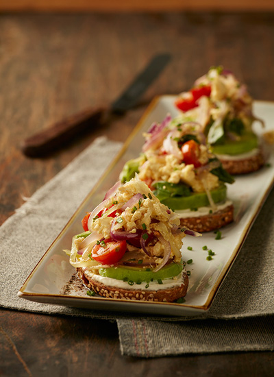 Tofu cremoso y aguacate en tosta