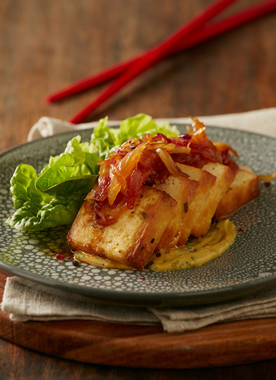 Tofu en salsa de mostaza y miel con cebollas caramelizadas