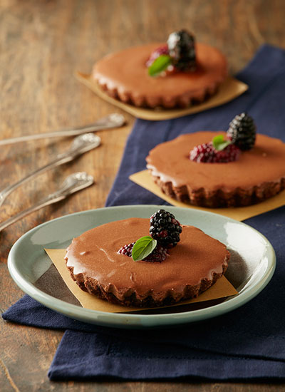 Torta de tofu, moras y chocolate con crocante de almendras