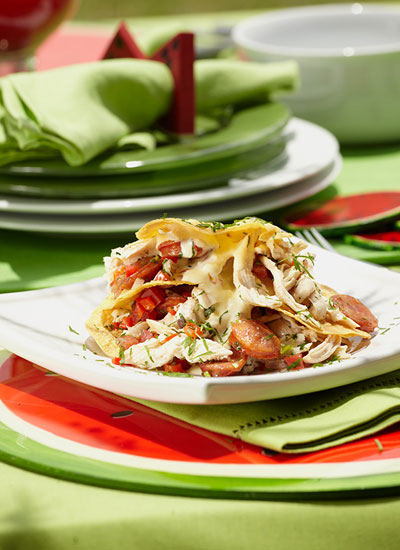 Tortillas de maíz fritas con pollo y salsa de queso