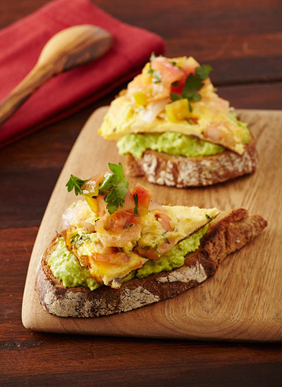 Tostadas de pan de centeno y tortilla con camarones