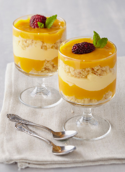 Triflé de coulis de mango, crema y jengibre